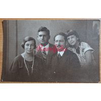 1920-е Открыточный формат семейное студийное фото фотограф Рендель Белосток