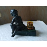 Красивая миниатюрная статуэтка-подсвечник. Франция, первая четверть прошлого века.