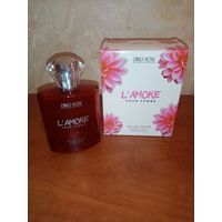 Флакон из красного стекла.