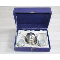 Металлический сервиз с фарфоровыми вставками, чашками, в заводской упаковке, клеймо.