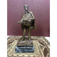 Очень старая бронзовая статуэтка, почтальон, много лотов с рубля