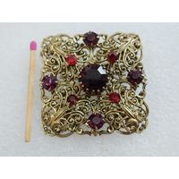 Брошь винтажная ЧССР. Ажурный квадрат. гранатовое стекло