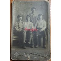 1910-е Кабинет-портрет четыре друга студийное фото типажи прошлого ретро