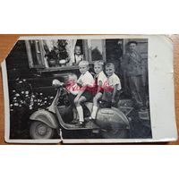 1950-е Мальчики на мотороллере Вятка ВП-150 ретро фото типажи