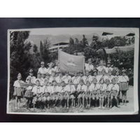 Фото.Пионеры Артековцы на фоне знамени дружины.Заверена печатью.1968 г.