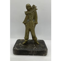 Бронзовая статуэтка на камне. Пъеро