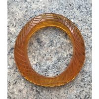 Браслет. Браслет из резного люцита.