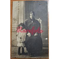 1910-е Открыточный формат Женщина с девочкой студийное фото типажи ретро анонимное