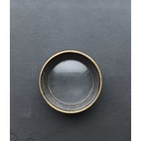 Линза в латунной оправе
