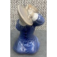 Фарфоровая статуэтка Royal Copenhagen Дания. Девочка с тарелками. 1969 год. Высота 10 см.