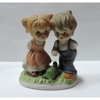 Статуэтка фарфоровая "Дети и черепашка" 80-е годы Европа. Высота 9.5 см.