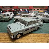 Москвич 426 Аэрофлот в редком сером цвете, решетка с четырьмя круглыми фарами.  Пятничный вечер в синих, голубых и серых тонах.