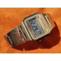 Электронные часы. Электроника 5, браслет в подарок. Полностью рабочие, в нечастом корпусе и с нечастой стекломаской. Торг есть. (Nо 7).