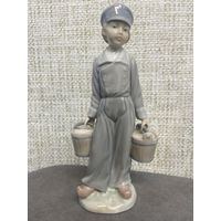 Фарфоровая статуэтка LLADRO Испания.Голландский мальчик, несущий два ведра. Высота 22 см.