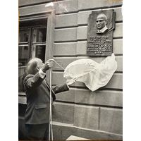 Фота Радзім Гарэцкі адкрывае мемарыяльнаю шыльду Максіму Гарэкаму