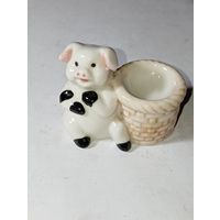 Поросёнок с корзиной.