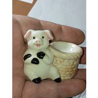 Поросёнок с корзиной.