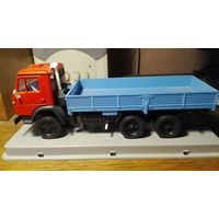 Модель 1/43  автомобиль КАМАЗ 5320  Новый в родной коробке из СССР.
