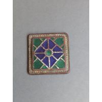 Часть старинной запонки с эмалями