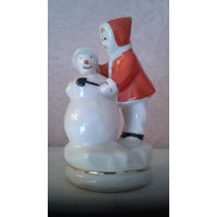 Статуэтка "Девочка лепит снеговика ", фарфор, Городница,50-х. СССР.