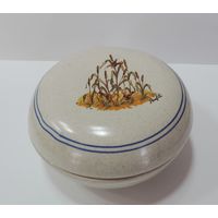 Шкатулка фарфоровая 70-е годы Европа. Высота 6 см. Диаметр 10.5 см.