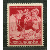 Врач осматривает ребенка. Благотворительное общество "Мать и дитя". Германия. Третий Рейх. 1944. Чистая