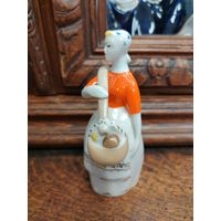 Статуэтка Девушка с коромыслом (также известная как  Девушка с грибами  производства Полонского завода художественной керамики (ПЗХК), СССР.