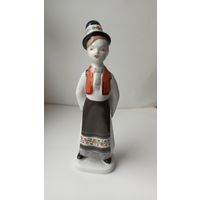 Статуэтка - народный костюм, от венгерского производителя  Hollohaza.