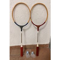 Винтажный набор для бадминтона, включающий две ракетки с деревянными ободами и два волана, ГДР