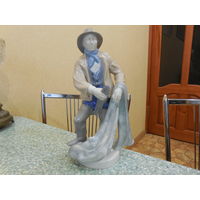 Фарфоровая статуэтка. Рыбак с сетью. Германия.