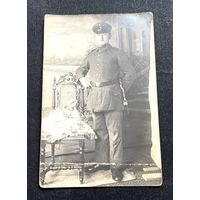 Фотооткрытка 1 Мировая война / Немецкий солдат / китель образца 1915 года и брюки, полевая фуражка (Feldmutze), ремень с пряжкой и штык в ножнах