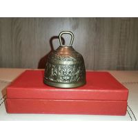 Тяжёлый, латунный колокольчик без языка, высота 8 см.