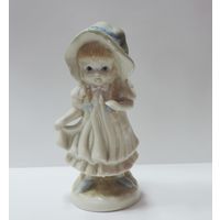 Статуэтка фарфоровая "Девочка" 80-е годы Европа. Высота 13.5 см.