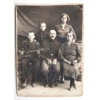 Семейное фото. 1930-е. 8х12 см.