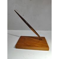 Ручка с золотым пером.