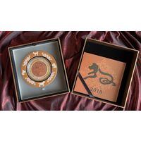 Соломоновы острова 25 долларов 2018г. "Год Собаки. Перламутр". Поворот перламутровой вставки. Монета в капсуле; подарочном футляре - подставке; номерной сертификат; коробка. СЕРЕБРО 155,50гр.(5 oz).