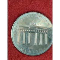 Медаль ГДР 1967 г., ок. 26 мм * Бранденбургские ворота, Берлин