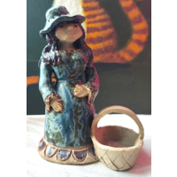 Статуэтка. Женщина в шляпке с корзинкой. Девушка. Керамика. Эмаль