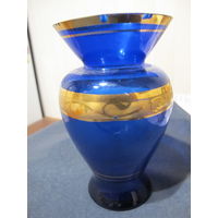 Стеклянная вазочка (высота 16 см, диаметр входного отверстия 9 см, горлышка 5 см)