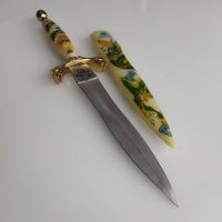 Кинжал сувенирный. Сталь. Ножны и ручка- пластиковое литьё  с декором .30 см.х6 см.