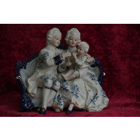 Статуэтка фарфоровая ( высота  17,5 см ,ширина 18 см )  целая