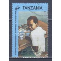 [979] Танзания 1995. Культура и быт Африки.Образование.Школьник. Концовка серии.Гашеная марка.