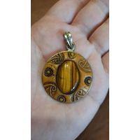 Кулон из глины с капошоном (наверно тигровый глаз) на латунном подвесе