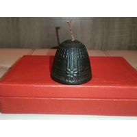 Тяжёлый, металлический колокольчик, высота 5 см.