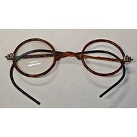 Пенсне без одного стекла