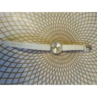 Часы наручные с ремешком  ,   тикают. Состояние на скане.