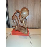 Абстрактная фигура сидящего человека, ручная работа, материал-дерево суар, высота 22 см.