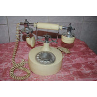 Телефон дисковый стационарный . Полностью рабочий телефон.