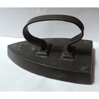 Утюг чугунный 30-х годов. Размер 11-19 см. Высота 10.5 см. В очень хорошем состоянии.