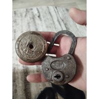 До военные крышка от велосипедного звонка и замок,с рубля